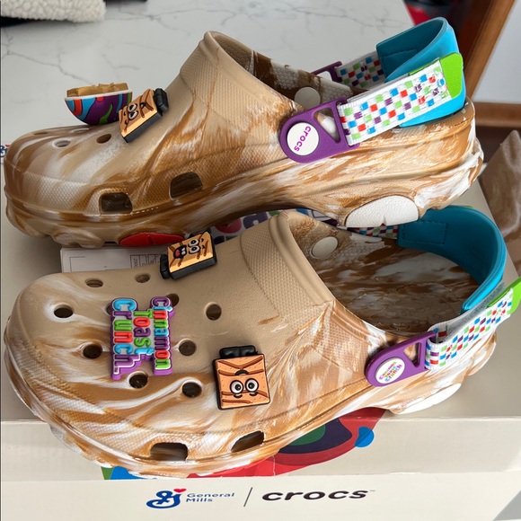 CROCS adult men’s7/woman's9 Tan and Blue NIB NWT Cinnamon Toast Crunch Slippers - Picture 5 of 10